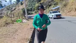 Una romeriante de Cañar con más de 60 años camina descalza hacia El Cisne Una romeriante de Cañar con más de 60 años camina descalza hacia El Cisne